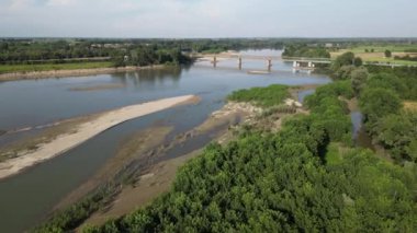 Avrupa, İtalya, Pavia Kuraklığı ve Kuraklık Nehri - Po ve Ticino, kum ve su kıtlığı plajı, Lombardiya 'da acil durum - Ponte della Becca' da insansız hava aracı görüntüsü - Küresel ısınma değişimi