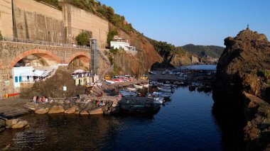 İtalya, Framura 5 terre (5 ada) yakınlarındaki Liguria 'da küçük bir deniz köyüdür - Akdeniz kıyılarının insansız hava aracı görüntüsü - doğal liman ve plaj