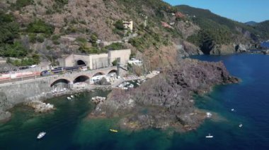 İtalya, Framura 5 terre (5 ada) yakınlarındaki Liguria 'da küçük bir deniz köyüdür - Akdeniz kıyılarının insansız hava aracı görüntüsü - doğal liman ve plaj