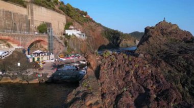 İtalya, Framura 5 terre (5 ada) yakınlarındaki Liguria 'da küçük bir deniz köyüdür - Akdeniz kıyılarının insansız hava aracı görüntüsü - doğal liman ve plaj