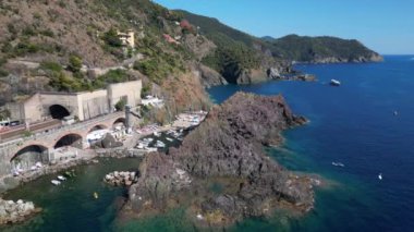 İtalya, Framura 5 terre (5 ada) yakınlarındaki Liguria 'da küçük bir deniz köyüdür - Akdeniz kıyılarının insansız hava aracı görüntüsü - doğal liman ve plaj