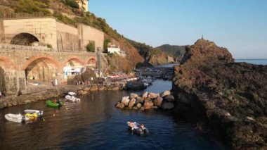 İtalya, Framura 5 terre (5 ada) yakınlarındaki Liguria 'da küçük bir deniz köyüdür - Akdeniz kıyılarının insansız hava aracı görüntüsü - doğal liman ve plaj