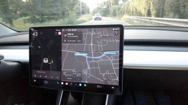 İtalya, Milan: 08.23.2024 - Tesla Electric arabadaki otomatik pilot ve otomatik sürücü özellikleri - araba geliri ve Drive Watch akıllı telefon interneti - destekli sürüş