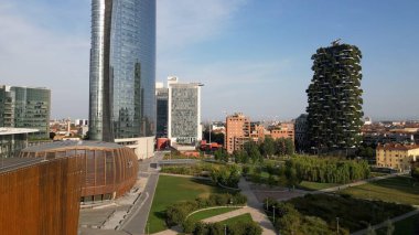 Milan, İtalya: 08.28.2024 - Gae Aulenti 'nin merkezindeki Garibaldi Porta Nuova İlçesinin İHA görüntüsü Unipol, UniCredit gökdelenleri ve Dikey Orman Bosco dikey dikey dikdörtgeniyle yeni gökdeleni. 