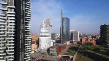 İtalya, Milan: 08.30.2024 - Şehrin merkezindeki Garibaldi Gae Aulenti kare finans bölgesinde Unicredit Tower gökdeleni ve Dikey Orman 'ın insansız hava aracı görüntüsü.