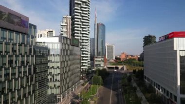 İtalya, Milan: 08.30.2024 - Şehrin merkezindeki Garibaldi Gae Aulenti kare finans bölgesinde Unicredit Tower gökdeleni ve Dikey Orman 'ın insansız hava aracı görüntüsü.