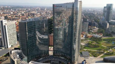 Milan, İtalya: 08.28.2024 - Gae Aulenti 'nin merkezindeki Garibaldi Porta Nuova İlçesinin İHA görüntüsü Unipol, UniCredit gökdelenleri ve Dikey Orman Bosco dikey dikey dikdörtgeniyle yeni gökdeleni. 