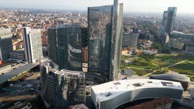 Milan, İtalya: 08.28.2024 - Gae Aulenti 'nin merkezindeki Garibaldi Porta Nuova Bölgesi' nin İHA görüntüsü Unipol, UniCredit gökdelenleri ile yeni gökyüzü çizgisi