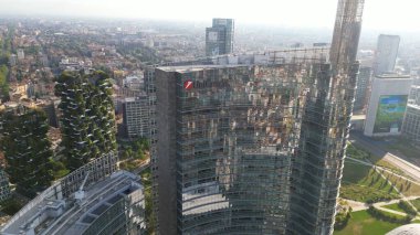 Milan, İtalya: 08.28.2024 - Gae Aulenti 'nin merkezindeki Garibaldi Porta Nuova İlçesinin İHA görüntüsü Unipol, UniCredit gökdelenleri ve Dikey Orman Bosco dikey dikey dikdörtgeniyle yeni gökdeleni. 