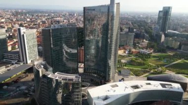 İtalya, Milan: 08.30.2024 - Şehrin merkezindeki Garibaldi Gae Aulenti kare finans bölgesinde Unicredit Tower gökdeleni ve Dikey Orman 'ın insansız hava aracı görüntüsü.