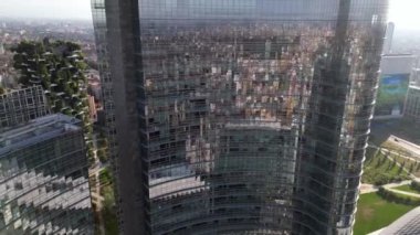 İtalya, Milan: 08.30.2024 - Şehrin merkezindeki Garibaldi Gae Aulenti kare finans bölgesinde Unicredit Tower gökdeleni ve Dikey Orman 'ın insansız hava aracı görüntüsü.