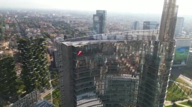 İtalya, Milan: 08.30.2024 - Şehrin merkezindeki Garibaldi Gae Aulenti kare finans bölgesinde Unicredit Tower gökdeleni ve Dikey Orman 'ın insansız hava aracı görüntüsü.