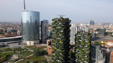 Milan, İtalya: 08.28.2024 - Gae Aulenti 'nin merkezindeki Garibaldi Porta Nuova İlçesinin İHA görüntüsü Unipol, UniCredit gökdelenleri ve Dikey Orman Bosco dikey dikey dikdörtgeniyle yeni gökdeleni. 