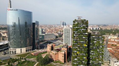 Milan, İtalya: 08.28.2024 - Gae Aulenti 'nin merkezindeki Garibaldi Porta Nuova İlçesinin İHA görüntüsü Unipol, UniCredit gökdelenleri ve Dikey Orman Bosco dikey dikey dikdörtgeniyle yeni gökdeleni. 