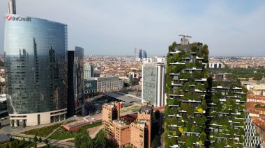 Milan, İtalya: 08.28.2024 - Gae Aulenti 'nin merkezindeki Garibaldi Porta Nuova İlçesinin İHA görüntüsü Unipol, UniCredit gökdelenleri ve Dikey Orman Bosco dikey dikey dikdörtgeniyle yeni gökdeleni. 
