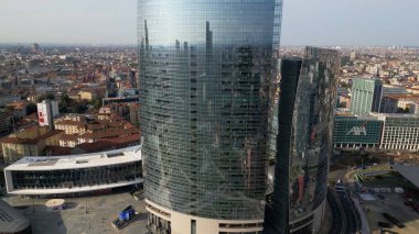 Milan, İtalya: 08.28.2024 - Gae Aulenti 'nin merkezindeki Garibaldi Porta Nuova Bölgesi' nin İHA görüntüsü Unipol, UniCredit gökdelenleri ile yeni gökyüzü çizgisi