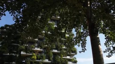 İtalya, Milan: 08.30.2024 - Şehrin merkezindeki Garibaldi Gae Aulenti kare finans bölgesinde Unicredit Tower gökdeleni ve Dikey Orman 'ın insansız hava aracı görüntüsü.