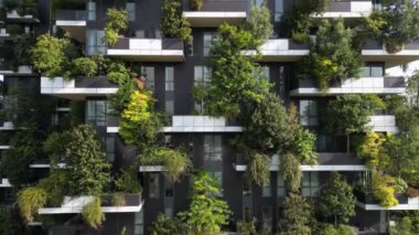 İtalya, Milan: 08.30.2024 - Şehrin merkezindeki Garibaldi Gae Aulenti kare finans bölgesinde Unicredit Tower gökdeleni ve Dikey Orman 'ın insansız hava aracı görüntüsü.