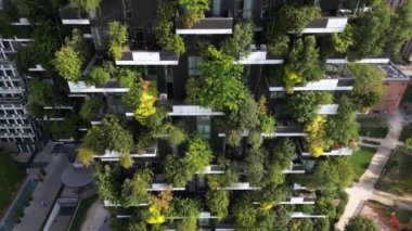 İtalya, Milan: 08.30.2024 - Şehrin merkezindeki Garibaldi Gae Aulenti kare finans bölgesinde Unicredit Tower gökdeleni ve Dikey Orman 'ın insansız hava aracı görüntüsü.