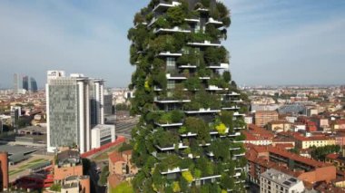 İtalya, Milan: 08.30.2024 - Şehrin merkezindeki Garibaldi Gae Aulenti kare finans bölgesinde Unicredit Tower gökdeleni ve Dikey Orman 'ın insansız hava aracı görüntüsü.