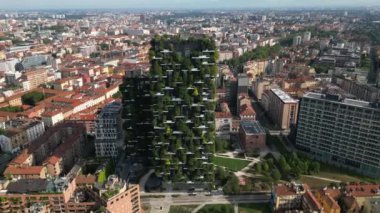 İtalya, Milan: 08.30.2024 - Şehrin merkezindeki Garibaldi Gae Aulenti kare finans bölgesinde Unicredit Tower gökdeleni ve Dikey Orman 'ın insansız hava aracı görüntüsü.