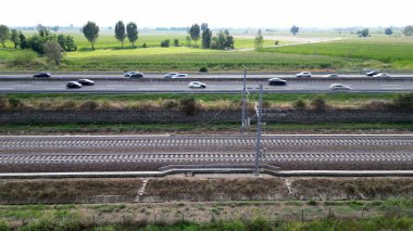 Avrupa, İtalya, Milan 09,14, 2024: Frecciarossa Trenitalia Yüksek hızı insansız hava aracından 300 km hızla İtalya 'da Milan' dan Roma 'ya seyahat etmenin en hızlı yolu. A1 otoyolu.