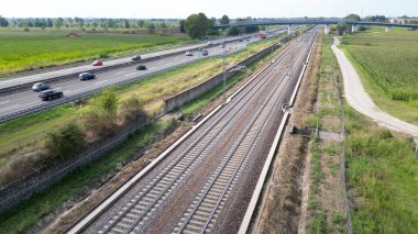 Avrupa, İtalya, Milan 09,14, 2024: Frecciarossa Trenitalia Yüksek hızı insansız hava aracından 300 km hızla İtalya 'da Milan' dan Roma 'ya seyahat etmenin en hızlı yolu. A1 otoyolu.