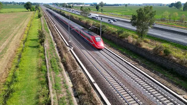 Avrupa, İtalya, Milan 09,14, 2024: Frecciarossa Trenitalia Yüksek hızı insansız hava aracından 300 km hızla İtalya 'da Milan' dan Roma 'ya seyahat etmenin en hızlı yolu. A1 otoyolu.
