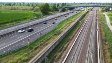 Avrupa, İtalya, Milan, 14 Eylül 2024: Frecciarossa Trenitalia Yüksek hızı insansız hava aracından İtalya 'ya Milan' dan Roma 'ya gitmenin en hızlı yolu 300 km. A1 otoyolu.