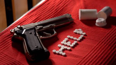 Kelime yardımı depresyonla savaşmak için haplarla yapılır ve kırmızı yastıkta tabancayla intihara teşebbüs edilir. İlaçları kötüye kullanmak fiziksel bağımlılığa ve ölüme yol açar.. 