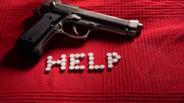 El, depresyonla mücadele etmek için haplara ve kırmızı yastıkta tabancayla intihara teşebbüs etmeye yardım etti. İlaçları kötüye kullanmak fiziksel bağımlılığa ve ölüme yol açar..