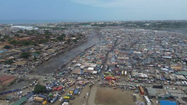 Gana, Accra, 10,18,24 AGBOGBLOSHIE çalışanı Afrika 'nın en büyük gecekondu çöplüğünde elektronik ve plastik atık için yaşıyor. Odaw Nehri Yüksek Çevre Zehirli Kirlilik Alanı, İklim Değişikliği 