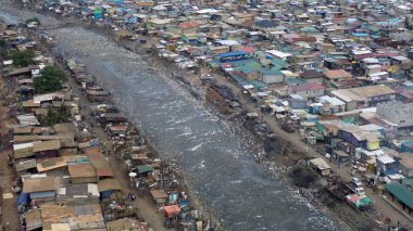Gana, Accra, 10,18,24 AGBOGBLOSHIE çalışanı Afrika 'nın en büyük gecekondu çöplüğünde elektronik ve plastik atık için yaşıyor. Odaw Nehri Yüksek Çevre Zehirli Kirlilik Alanı, İklim Değişikliği 