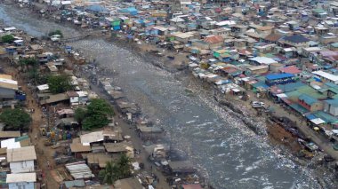 Gana, Accra, 10,18,24 AGBOGBLOSHIE çalışanı Afrika 'nın en büyük gecekondu çöplüğünde elektronik ve plastik atık için yaşıyor. Odaw Nehri Yüksek Çevre Zehirli Kirlilik Alanı, İklim Değişikliği 