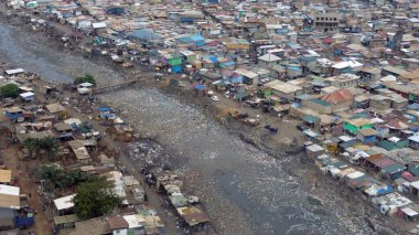 Gana, Accra, 10,18,24 AGBOGBLOSHIE çalışanı Afrika 'nın en büyük gecekondu çöplüğünde elektronik ve plastik atık için yaşıyor. Odaw Nehri Yüksek Çevre Zehirli Kirlilik Alanı, İklim Değişikliği 