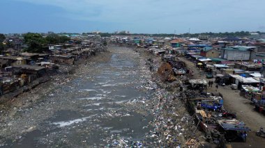 Gana, Accra, 10,18,24 AGBOGBLOSHIE çalışanı Afrika 'nın en büyük gecekondu çöplüğünde elektronik ve plastik atık için yaşıyor. Odaw Nehri Yüksek Çevre Zehirli Kirlilik Alanı, İklim Değişikliği 