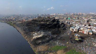 Gana, Accra, 10,18,24 AGBOGBLOSHIE çalışanı Afrika 'nın en büyük gecekondu çöplüğünde elektronik ve plastik atık için yaşıyor. Odaw Nehri Yüksek Çevre Zehirli Kirlilik Alanı, İklim Değişikliği 