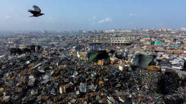 Gana, Accra, 10,18,24 AGBOGBLOSHIE çalışanı Afrika 'nın en büyük gecekondu çöplüğünde elektronik ve plastik atık için yaşıyor. Odaw Nehri Yüksek Çevre Zehirli Kirlilik Alanı, İklim Değişikliği 