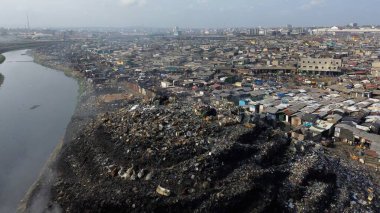 Gana, Accra, 10,18,24 AGBOGBLOSHIE çalışanı Afrika 'nın en büyük gecekondu çöplüğünde elektronik ve plastik atık için yaşıyor. Odaw Nehri Yüksek Çevre Zehirli Kirlilik Alanı, İklim Değişikliği 