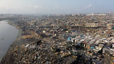 Gana, Accra, 10,18,24 AGBOGBLOSHIE çalışanı Afrika 'nın en büyük gecekondu çöplüğünde elektronik ve plastik atık için yaşıyor. Odaw Nehri Yüksek Çevre Zehirli Kirlilik Alanı, İklim Değişikliği 