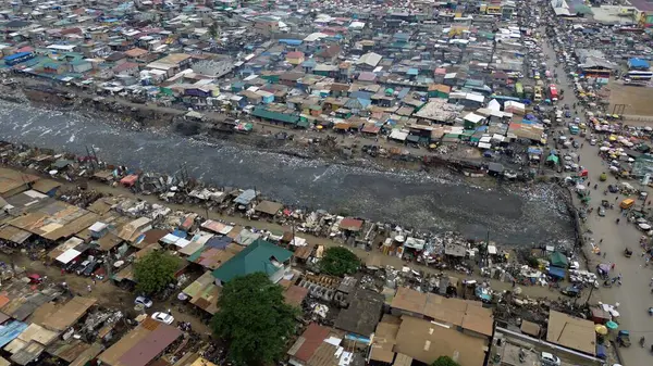 Gana, Accra, 10,18,24 AGBOGBLOSHIE çalışanı Afrika 'nın en büyük gecekondu çöplüğünde elektronik ve plastik atık için yaşıyor. Odaw Nehri Yüksek Çevre Zehirli Kirlilik Alanı, İklim Değişikliği 