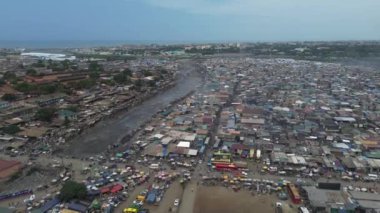 Gana, Accra, 10,18,24 AGBOGBLOSHIE çalışanı Afrika 'nın en büyük gecekondu çöplüğünde elektronik ve plastik atık için yaşıyor. Odaw Nehri Yüksek Çevre Zehirli Kirlilik Alanı, İklim Değişikliği 