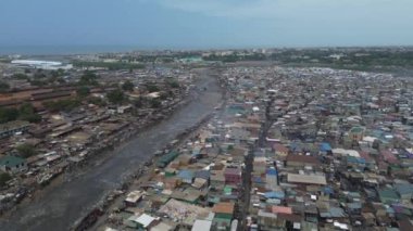 Gana, Accra, 10,18,24 AGBOGBLOSHIE çalışanı Afrika 'nın en büyük gecekondu çöplüğünde elektronik ve plastik atık için yaşıyor. Odaw Nehri Yüksek Çevre Zehirli Kirlilik Alanı, İklim Değişikliği 