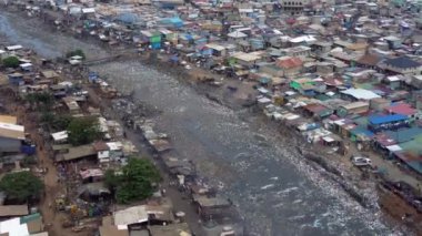 Gana, Accra, 10,18,24 AGBOGBLOSHIE çalışanı Afrika 'nın en büyük gecekondu çöplüğünde elektronik ve plastik atık için yaşıyor. Odaw Nehri Yüksek Çevre Zehirli Kirlilik Alanı, İklim Değişikliği 