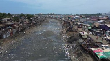 Gana, Accra, 10,18,24 AGBOGBLOSHIE çalışanı Afrika 'nın en büyük gecekondu çöplüğünde elektronik ve plastik atık için yaşıyor. Odaw Nehri Yüksek Çevre Zehirli Kirlilik Alanı, İklim Değişikliği 