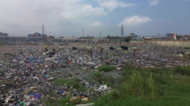 Gana, Accra, 10,18,24 AGBOGBLOSHIE çalışanı Afrika 'nın en büyük gecekondu çöplüğünde elektronik ve plastik atık için yaşıyor. Odaw Nehri Yüksek Çevre Zehirli Kirlilik Alanı, İklim Değişikliği 