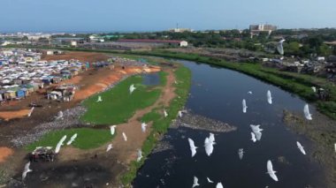 Gana, Accra, 10,18,24 AGBOGBLOSHIE çalışanı Afrika 'nın en büyük gecekondu çöplüğünde elektronik ve plastik atık için yaşıyor. Odaw Nehri Yüksek Çevre Zehirli Kirlilik Alanı, İklim Değişikliği 