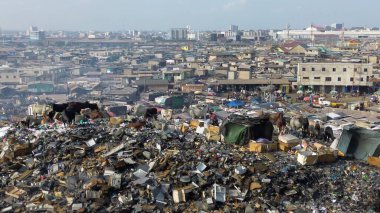 Gana, Accra, 10,18,24 AGBOGBLOSHIE çalışanı Afrika 'nın en büyük gecekondu çöplüğünde elektronik ve plastik atık için yaşıyor. Odaw Nehri Yüksek Çevre Zehirli Kirlilik Alanı, İklim Değişikliği 