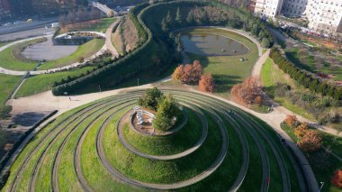 Milan, Portello, İtalya - 12,03,2024: Parco Industria Alfa Romeo - CityLife bölgesinde Portello. Casa Milan, Isozaky ve Allianz gökdeleni ve şehir merkezindeki yeni spiral park, yeni yeşil bölge.