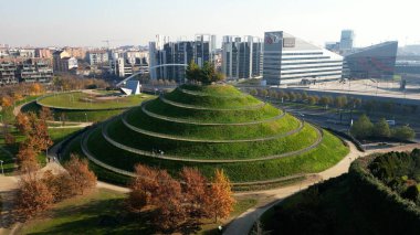 Milan, Portello, İtalya - 12,03,2024: Parco Industria Alfa Romeo - CityLife bölgesinde Portello. Casa Milan, Isozaky ve Allianz gökdeleni ve şehir merkezindeki yeni spiral park, yeni yeşil bölge.